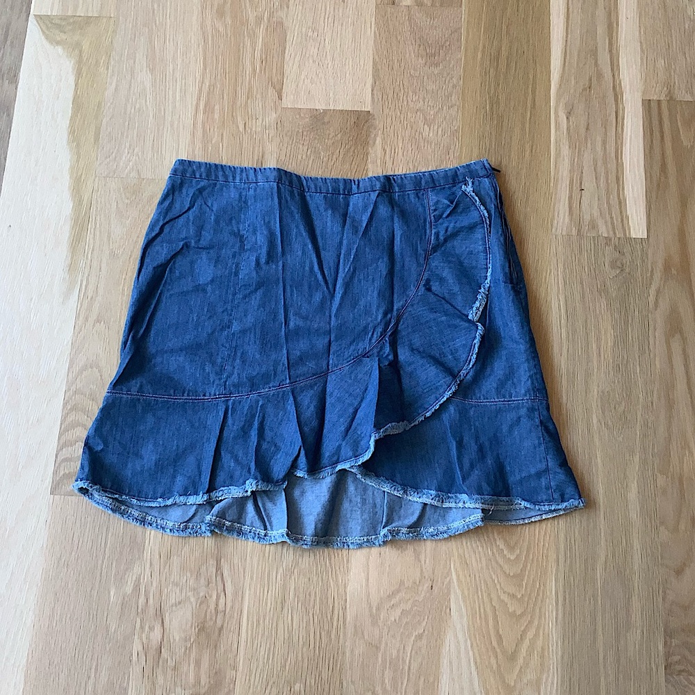 Women’s CeCe Jean skirt with ruffle, size 14
